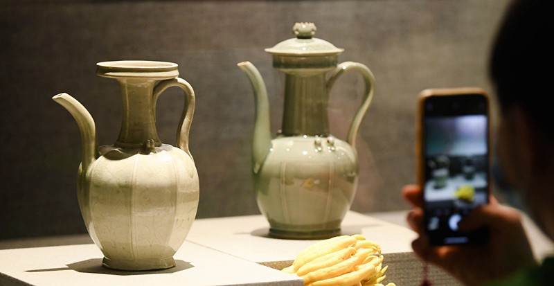 2021年9月14日，浙江省博物館，觀眾在拍攝北宋龍泉窯執(zhí)壺（左）和龍泉青瓷藝人劉杰制作的執(zhí)壺。