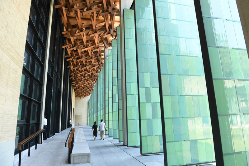 2022年7月23日，杭州國家版本館屋頂?shù)哪緲?gòu)和青瓷門扇相映成趣。