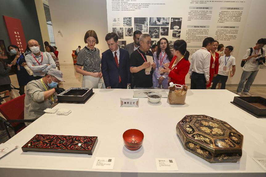 2023年5月28日，北京，推光漆器匠人為駐華使節(jié)展示技藝。