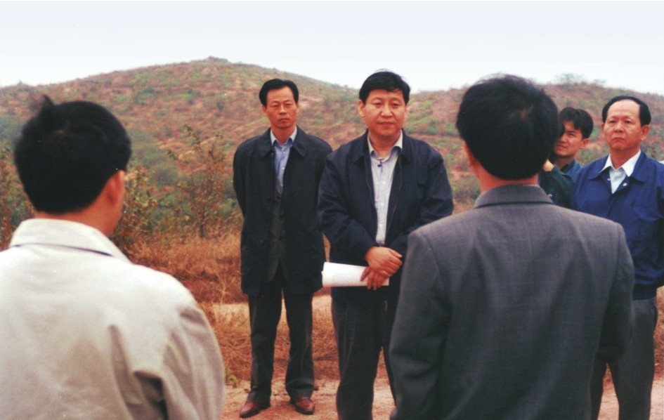 1999年11月，習(xí)近平在龍巖市長(zhǎng)汀縣河田水土流失治理區(qū)調(diào)研。圖源：《習(xí)近平在福建（下）》