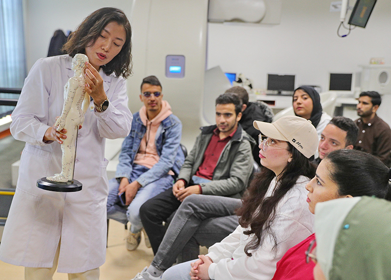 2023年4月19日，河北省秦皇島市中醫(yī)醫(yī)院醫(yī)務(wù)工作者為燕山大學(xué)外國(guó)留學(xué)生講解中醫(yī)經(jīng)絡(luò)知識(shí)。