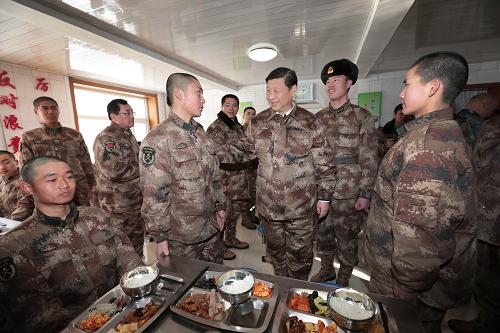 2014年1月26日中午，習(xí)近平來(lái)到連隊(duì)食堂，同戰(zhàn)士們一起用餐。新華社記者 李剛 攝