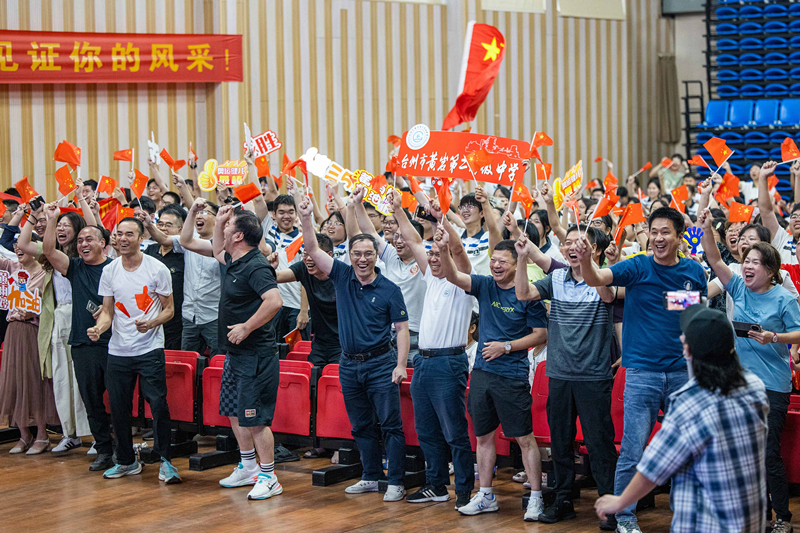 北京時間7月27日，2024年巴黎奧運會首個比賽日，在射擊10米氣步槍混合團體比賽中，中國選手黃雨婷/盛李豪獲得金牌。圖為黃雨婷的母校師生們通過收看奧運直播的方式為她加油助威。