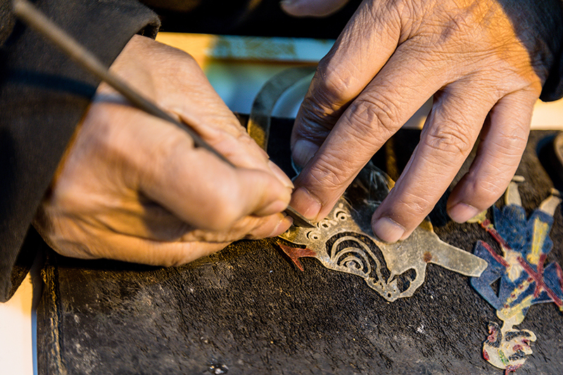 皮影非遺傳承人正在制作皮影。