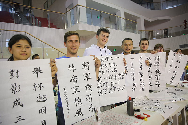 2017年6月5日，來(lái)自青島大學(xué)和中國(guó)石油大學(xué)（華東）的外國(guó)留學(xué)生在展示剛剛現(xiàn)場(chǎng)完成的書法作品。