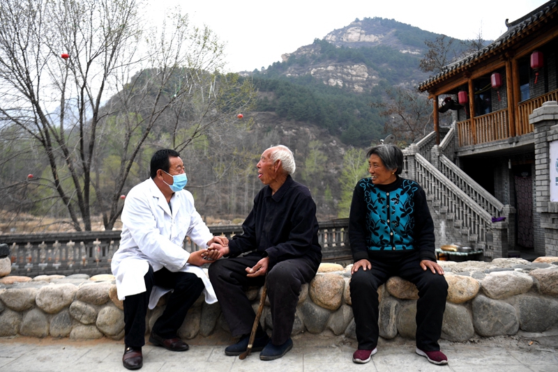 2020年4月15日，在河北阜平縣龍泉關(guān)鎮(zhèn)駱駝灣村，村醫(yī)霍建國(guó)為村民把脈。
