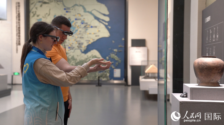 人民網(wǎng)外籍專(zhuān)家在良渚博物院體驗(yàn)AR眼鏡。人民網(wǎng)記者 袁蒙攝