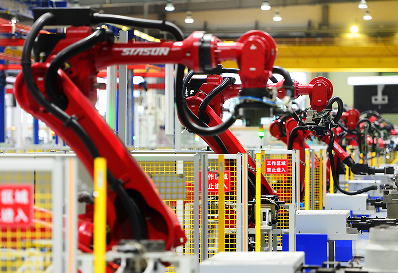 2019年11月22日，沈陽(yáng)，一家數(shù)字化智能工廠內(nèi)，名為SR210的機(jī)器人正在自主地抓取各種零部件，快速組裝稍小的工業(yè)機(jī)器人。