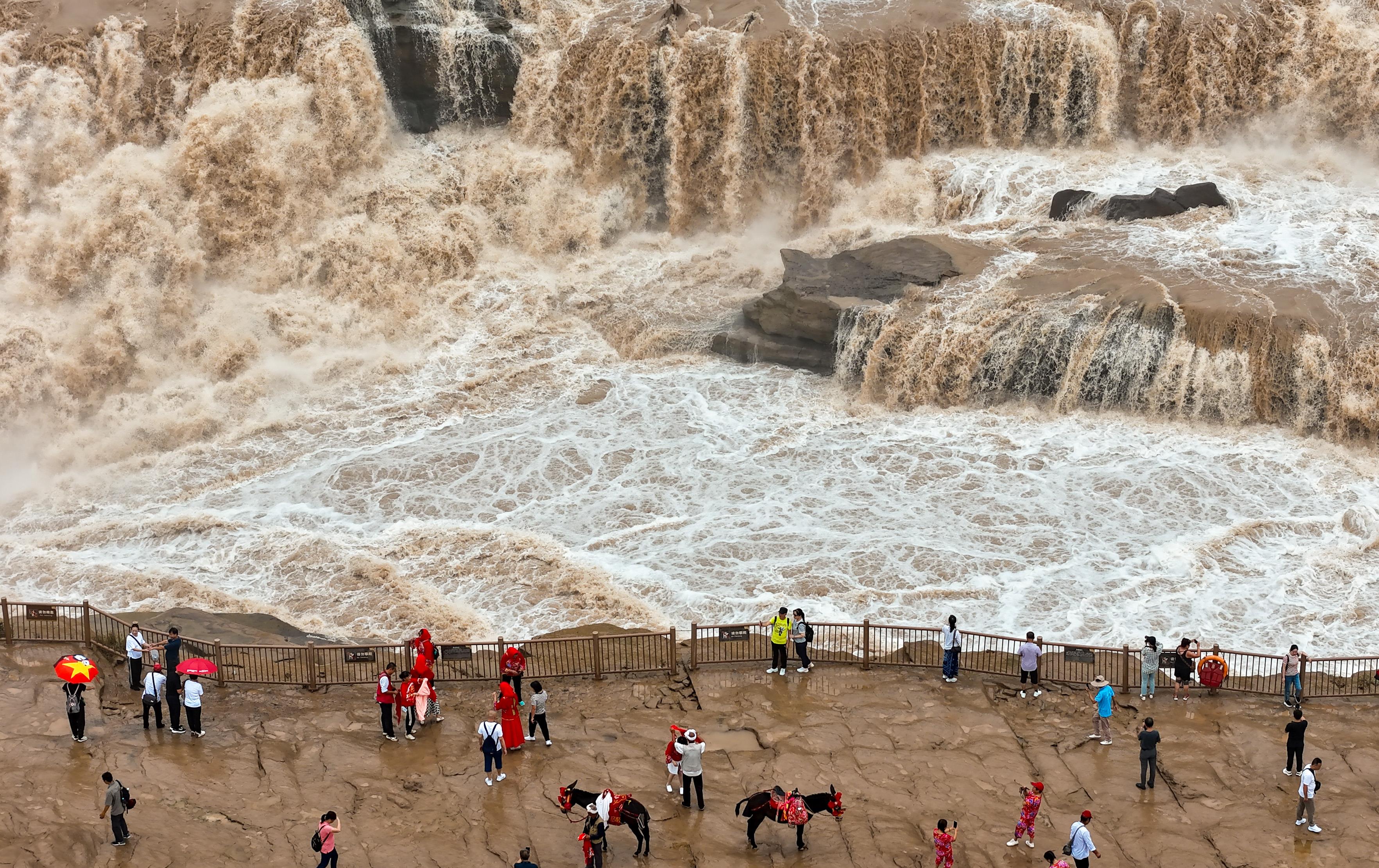 △2024年9月，游客在黃河壺口瀑布景區(qū)游覽。
