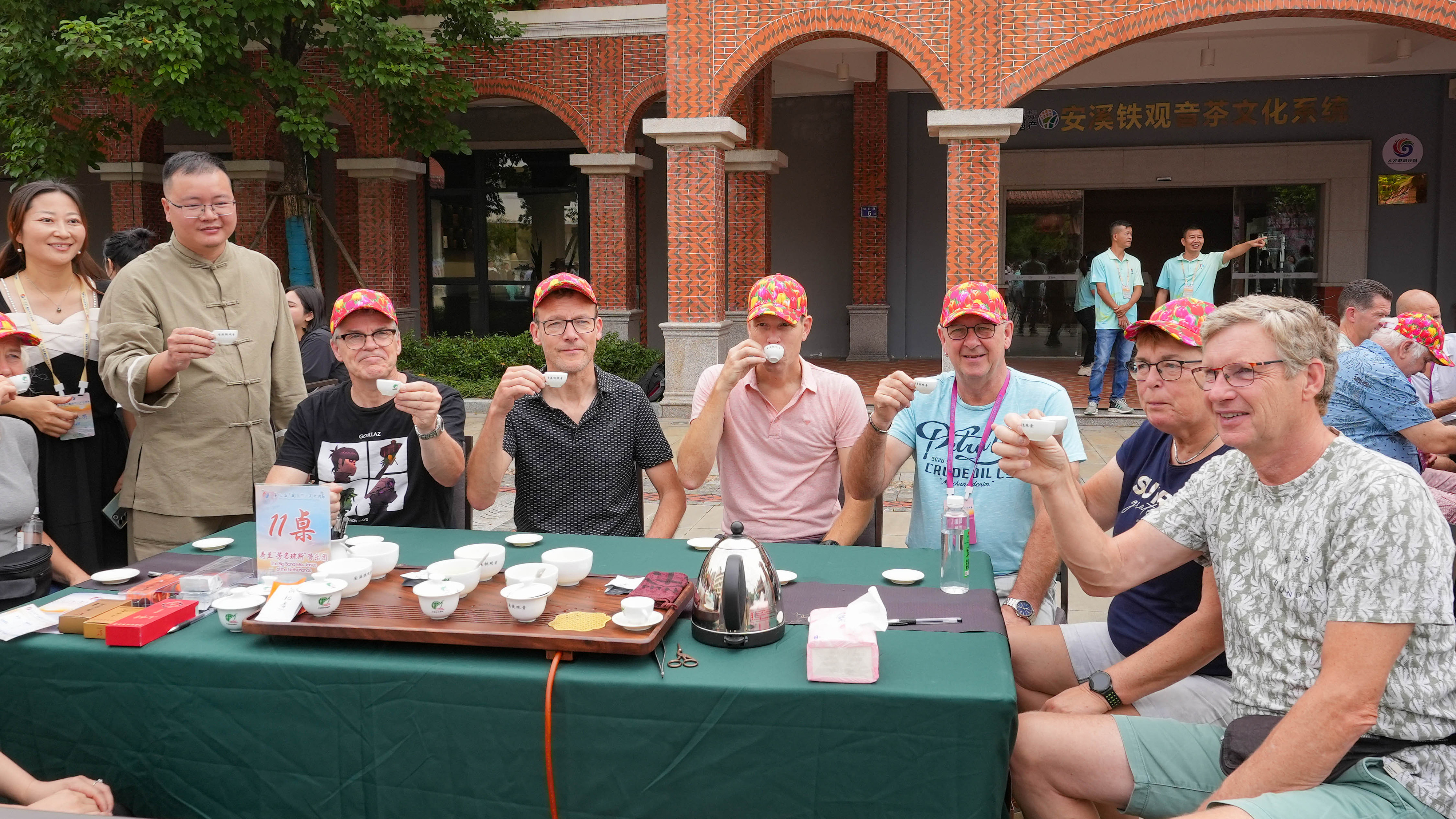 △2023年10月4日，福建泉州，外國人品中國茶。