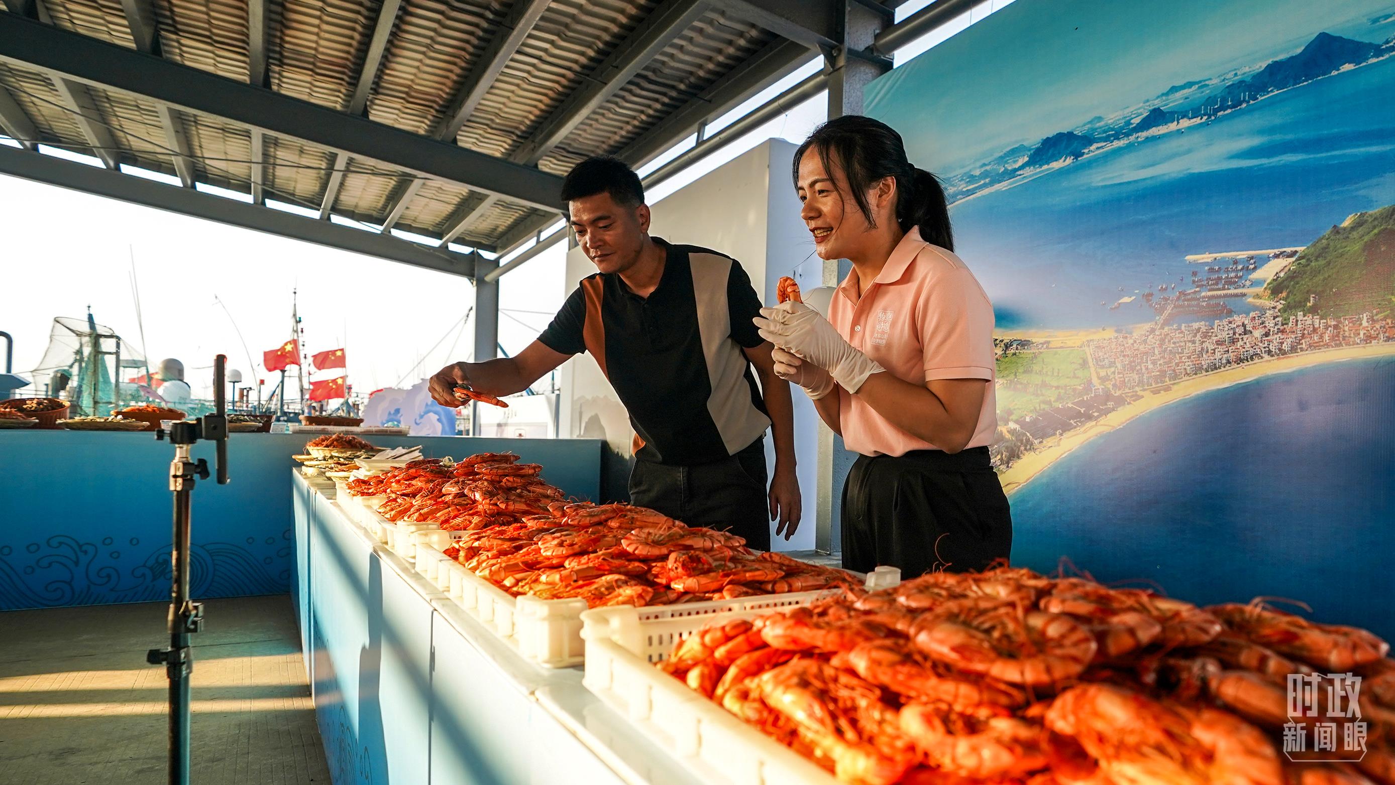 △正在直播賣貨的澳角村村民。（總臺(tái)記者李晉拍攝）