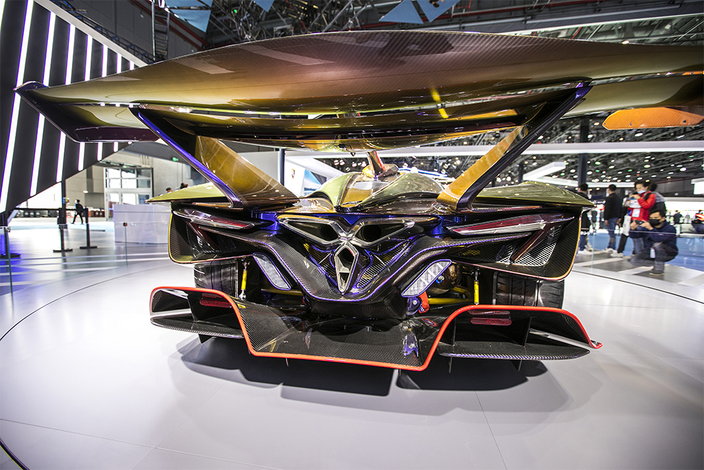 2020年11月5日，上海，來自德國(guó)的全球首款全碳纖維跑車亮相進(jìn)博會(huì)。該車總重量只有1250KG。