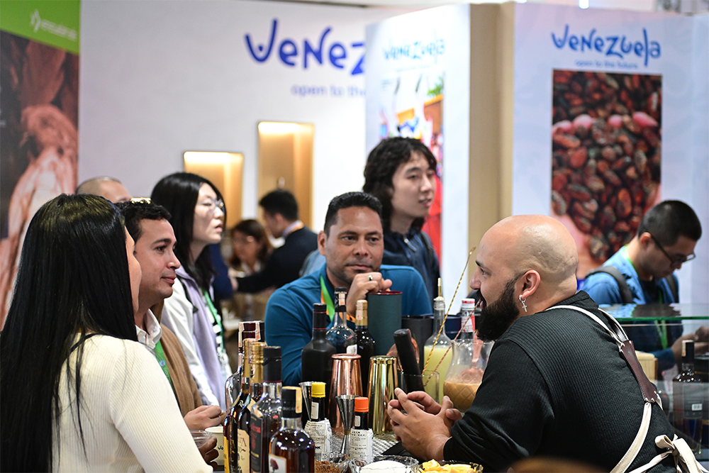 2023年11月9日，上海，觀眾在進(jìn)博會(huì)委內(nèi)瑞拉館參觀、交流、洽談。