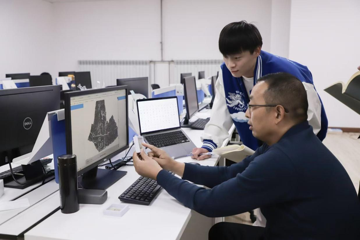 安陽師范學(xué)院甲骨文信息處理教育部重點(diǎn)實(shí)驗(yàn)室，劉永革正在給學(xué)生講甲骨文。受訪者供圖