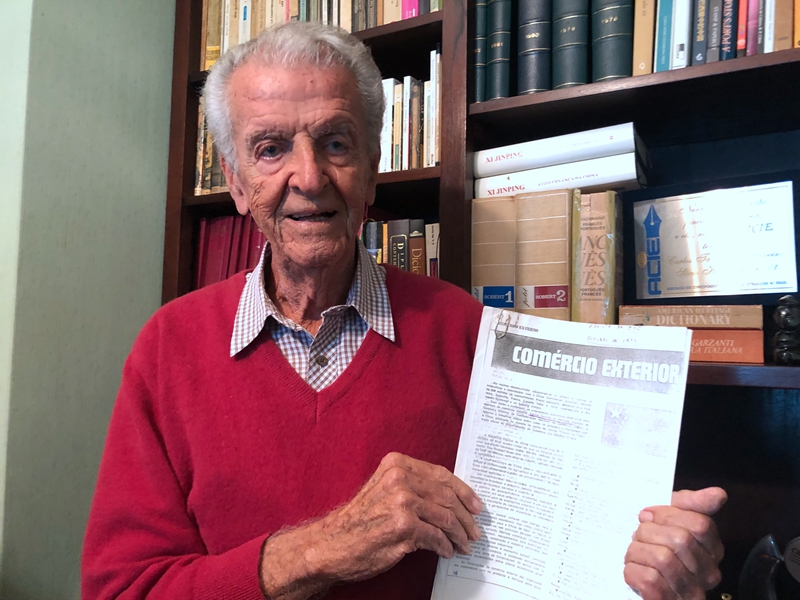 卡洛斯·塔瓦雷斯與其1971年發(fā)表的文章《中國的對外貿(mào)易》。資料圖片