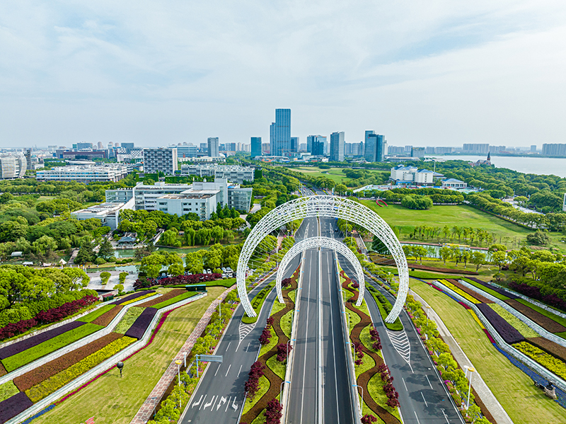 圖為蘇州工業(yè)園區(qū)星湖街鋼結(jié)構(gòu)雕塑。