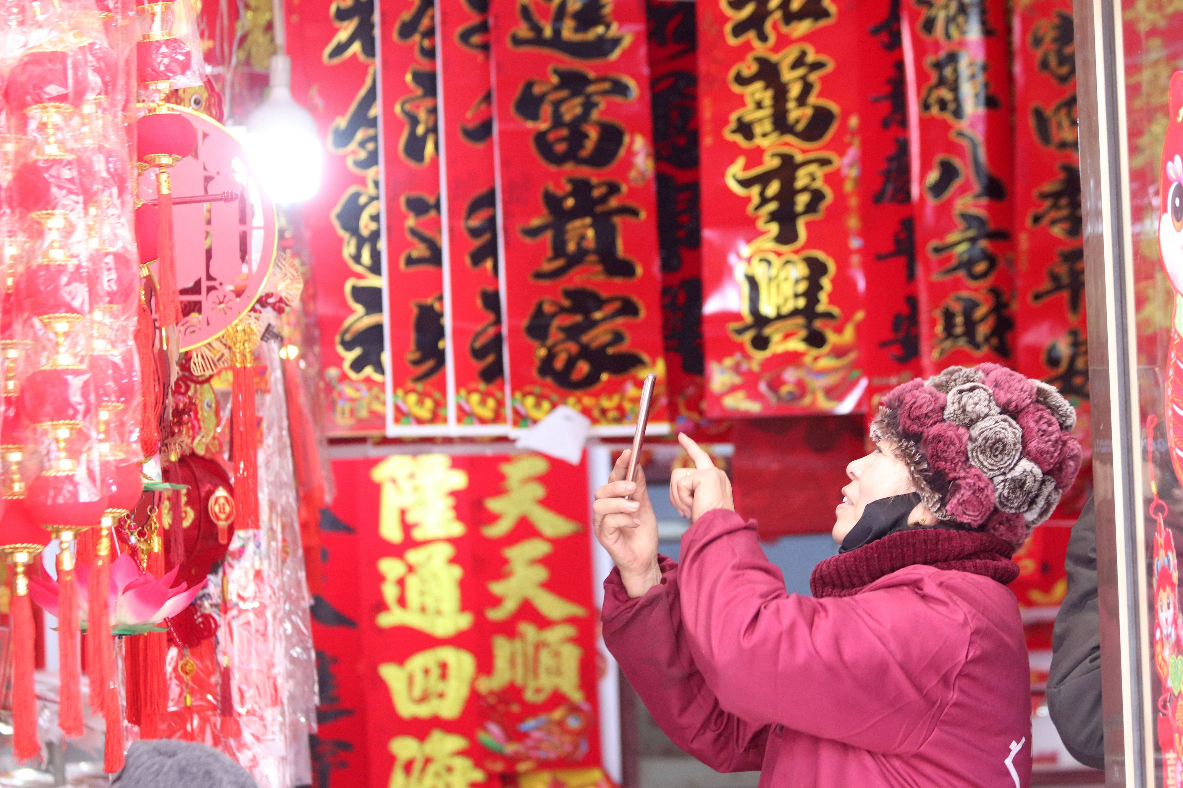 2025年1月5日，在山東省高密市夏莊鎮(zhèn)東李家村，商戶使用手機(jī)推銷新春飾品。