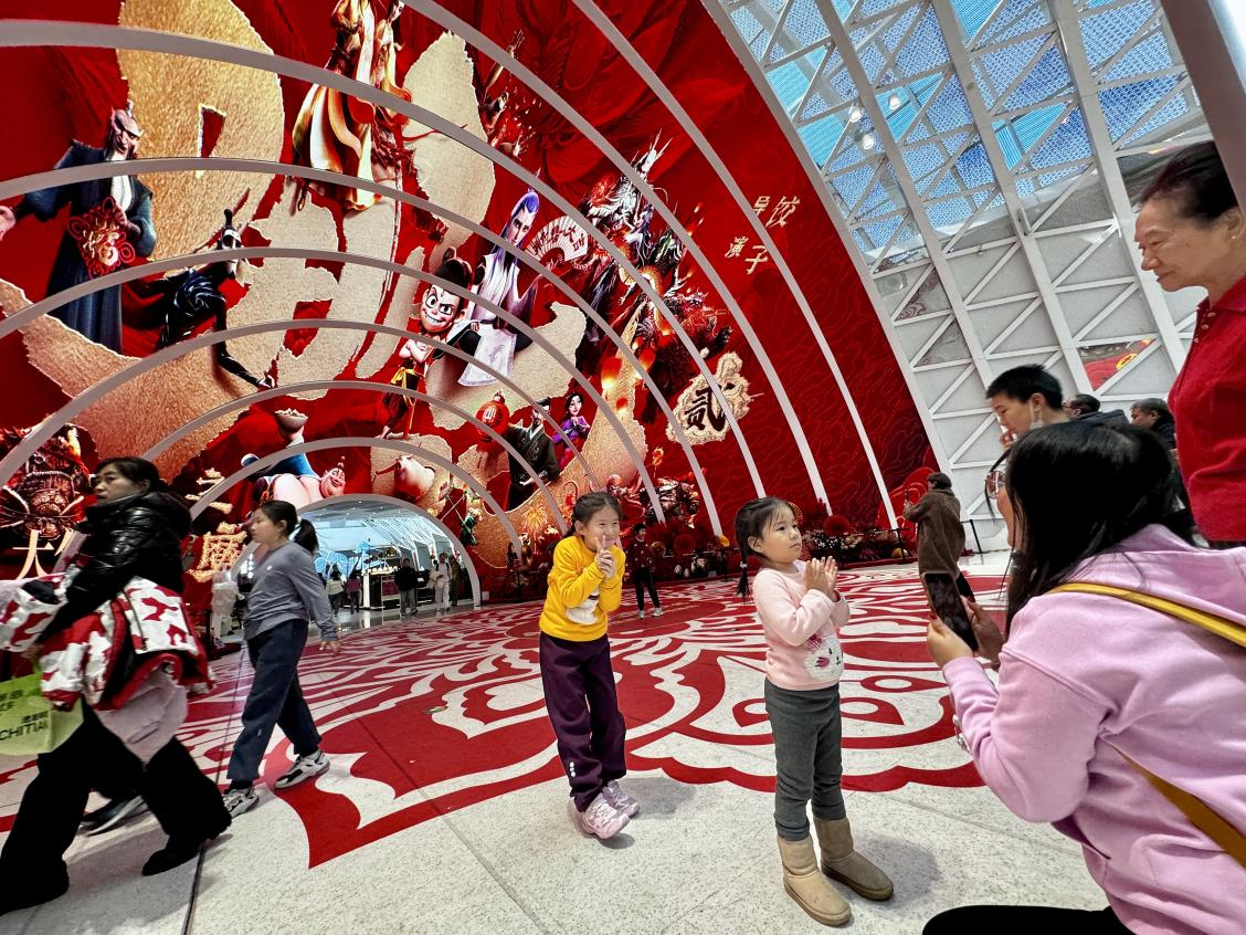 乙巳蛇年春節(jié)期間，影迷在《哪吒之魔童鬧?！肪薹笄芭恼沾蚩?。