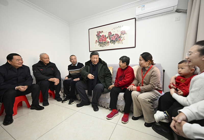 2025年1月23日上午，習近平總書記在遼寧沈陽大東區(qū)長安街道長安小區(qū)考察時，走進居民郎素蘭家中看望。