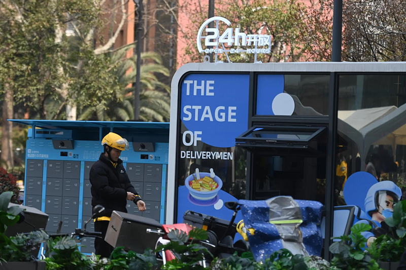 2024年3月15日，位于浙江杭州城西銀泰城廣場的“小哥驛站”正式啟用，網(wǎng)約車司機(jī)等新就業(yè)形態(tài)勞動(dòng)者可在此短暫休憩、補(bǔ)給。