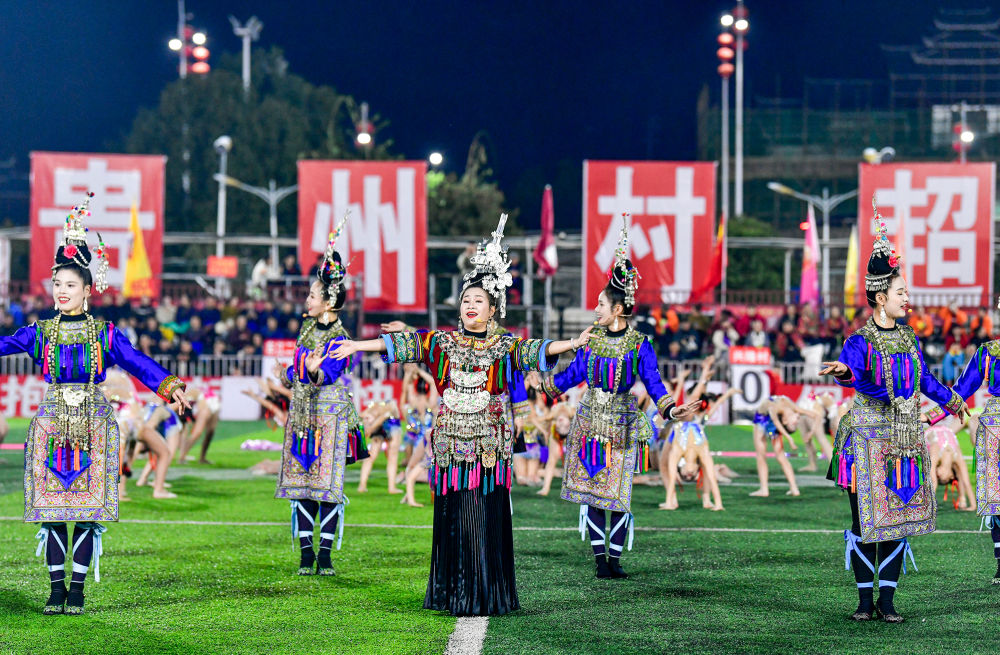 2025年3月14日，2025年貴州“村超”40強(qiáng)交叉賽在榕江“村超”足球場(chǎng)舉行，演員在比賽間隙表演侗族大歌，民族文化伴隨著體育賽事成功“出圈”。圖片來(lái)源：新華社