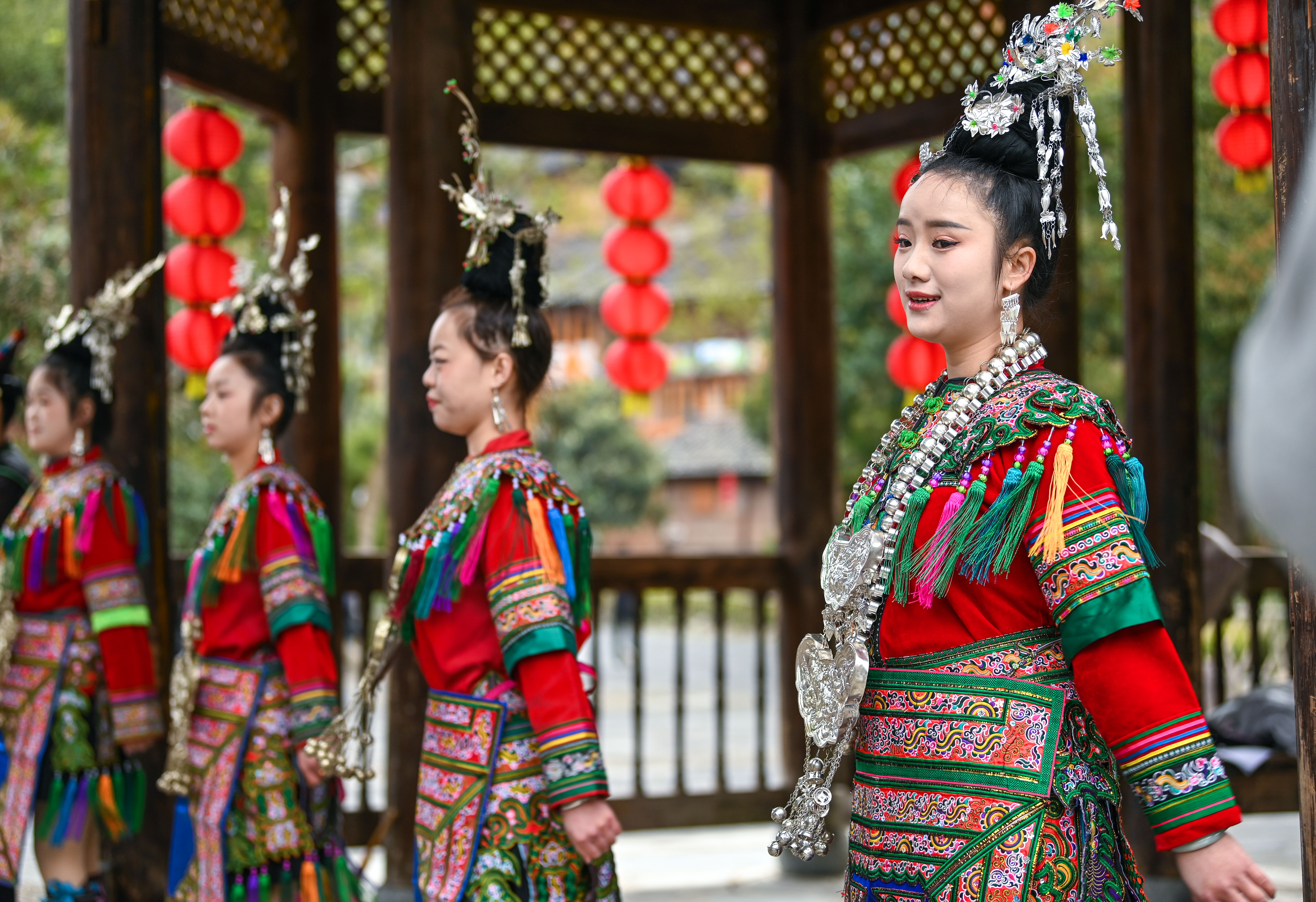  2025年3月18日，侗族群眾在貴州省黎平縣肇興侗寨給游客演唱侗族大歌。