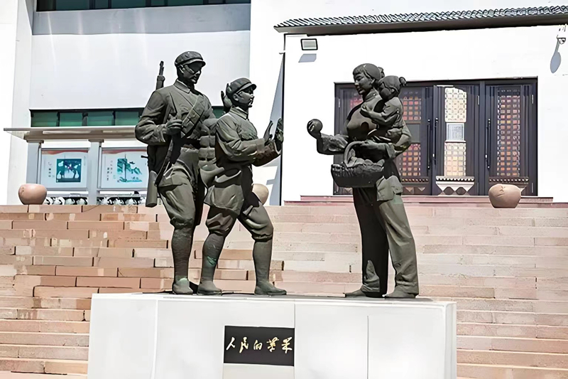 錦州蘋果廉政文化展覽館前的《人民的蘋果》主題雕塑。（由遼沈戰(zhàn)役紀(jì)念館供圖）