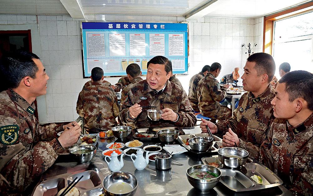 2014年1月26日，習(xí)近平主席專(zhuān)程來(lái)到內(nèi)蒙古軍區(qū)邊防某部，親切看望慰問(wèn)戍邊官兵。這是在連隊(duì)食堂，習(xí)近平主席同戰(zhàn)士們一起用餐。