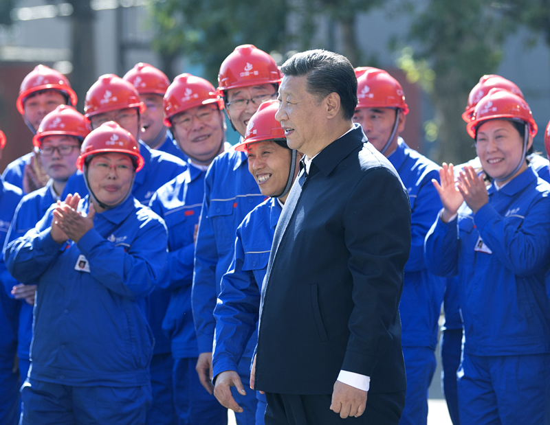 2018年9月26日，在中國一重集團，習近平總書記走到工人中間，同大家親切交流。