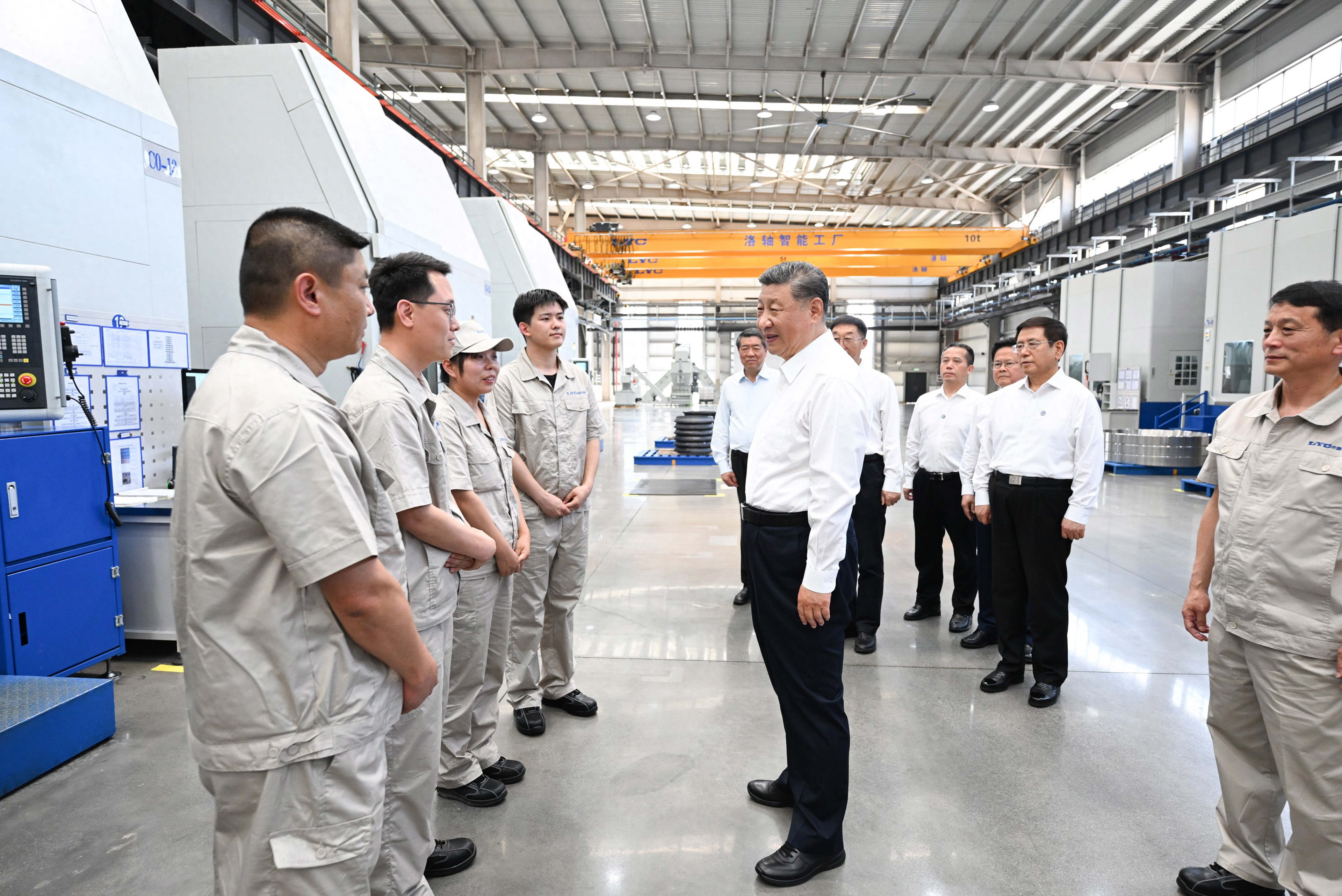 5月19日至20日，中共中央總書記、國家主席、中央軍委主席習(xí)近平在河南考察。這是19日下午，習(xí)近平在洛陽軸承集團(tuán)股份有限公司智能工廠考察時(shí)，同企業(yè)職工親切交流。新華社記者 燕雁 攝