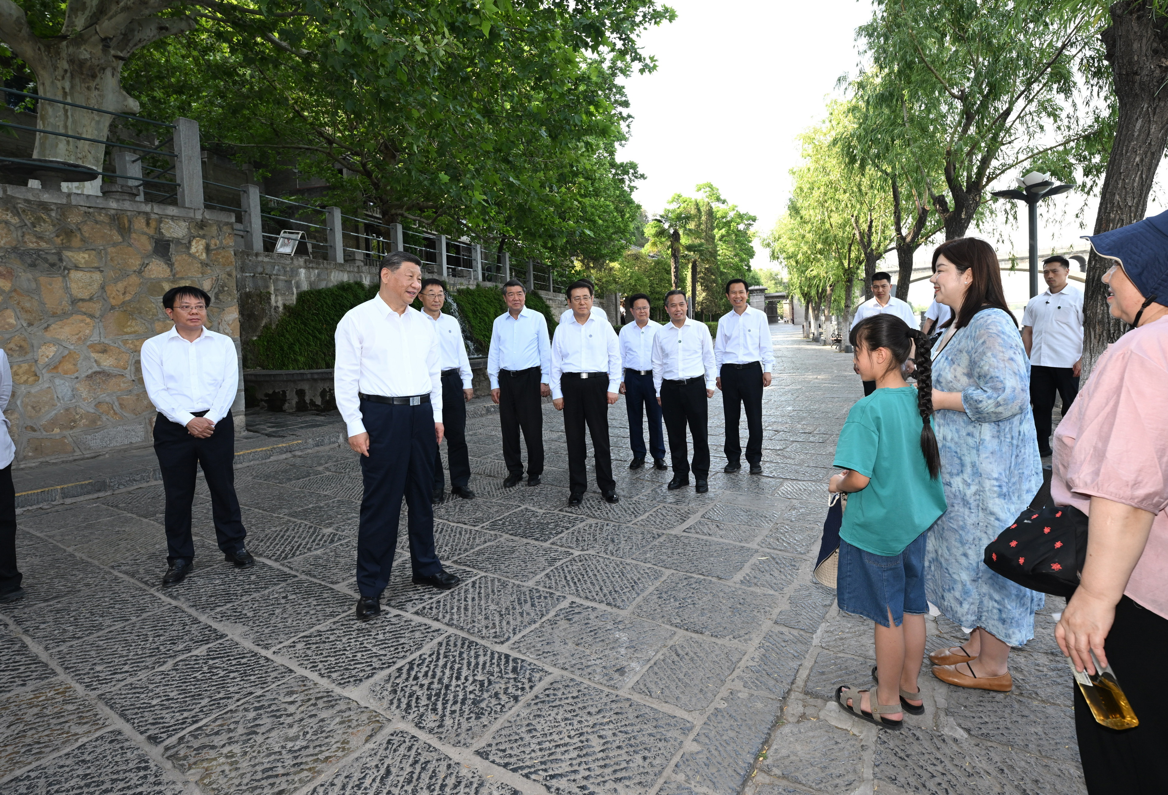 5月19日至20日，中共中央總書記、國家主席、中央軍委主席習(xí)近平在河南考察。這是19日下午，習(xí)近平在洛陽龍門石窟考察時(shí)，同游客親切交流。新華社記者 謝環(huán)馳 攝
