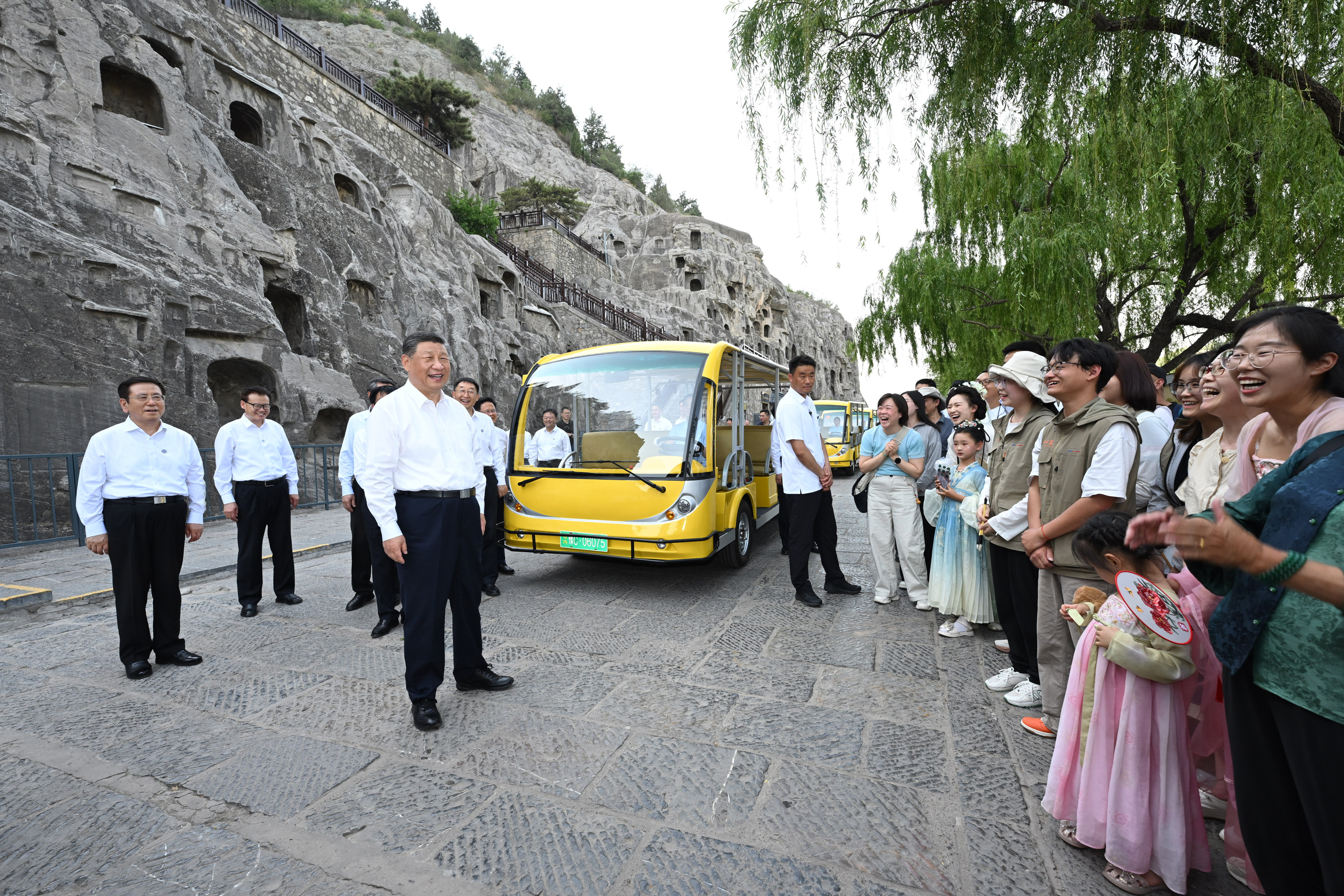 5月19日至20日，中共中央總書記、國家主席、中央軍委主席習(xí)近平在河南考察。這是19日下午，習(xí)近平在洛陽龍門石窟考察時(shí)，同游客親切交流。新華社記者 謝環(huán)馳 攝