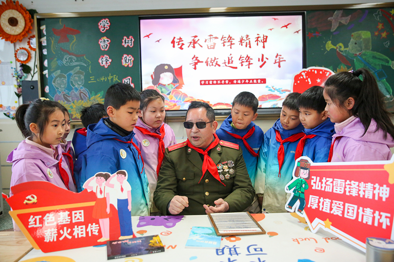 2025年3月3日，江蘇南通如皋市安定小學(xué)里，傷殘軍人許波銀在思政小課堂上向?qū)W生講述雷鋒故事。