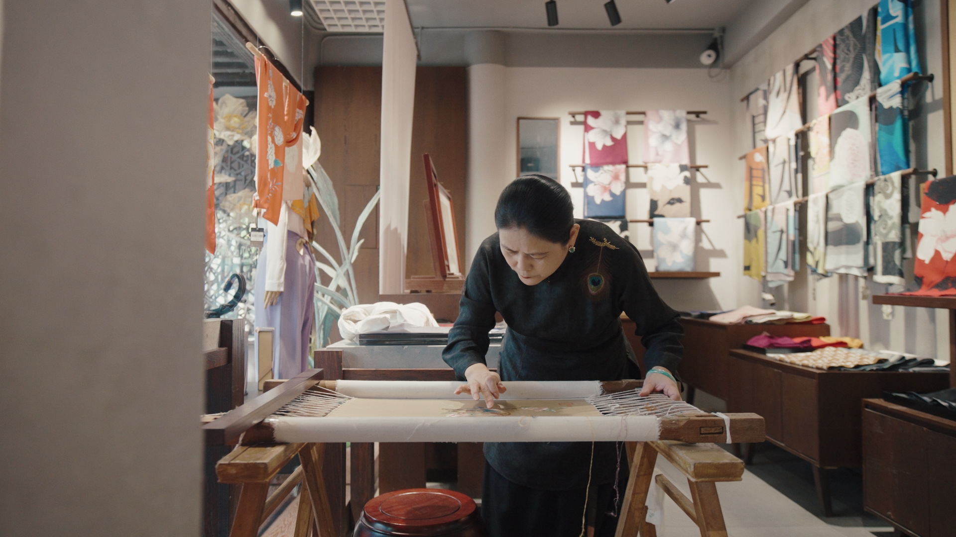 蘇繡代表性傳承人盧建英正在繡制作品。人民網(wǎng)記者 葛泰佚攝