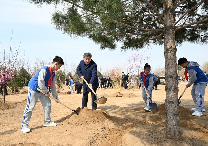 2025年4月3日，習近平總書記來到北京豐臺區(qū)永定河畔參加首都義務(wù)植樹活動。