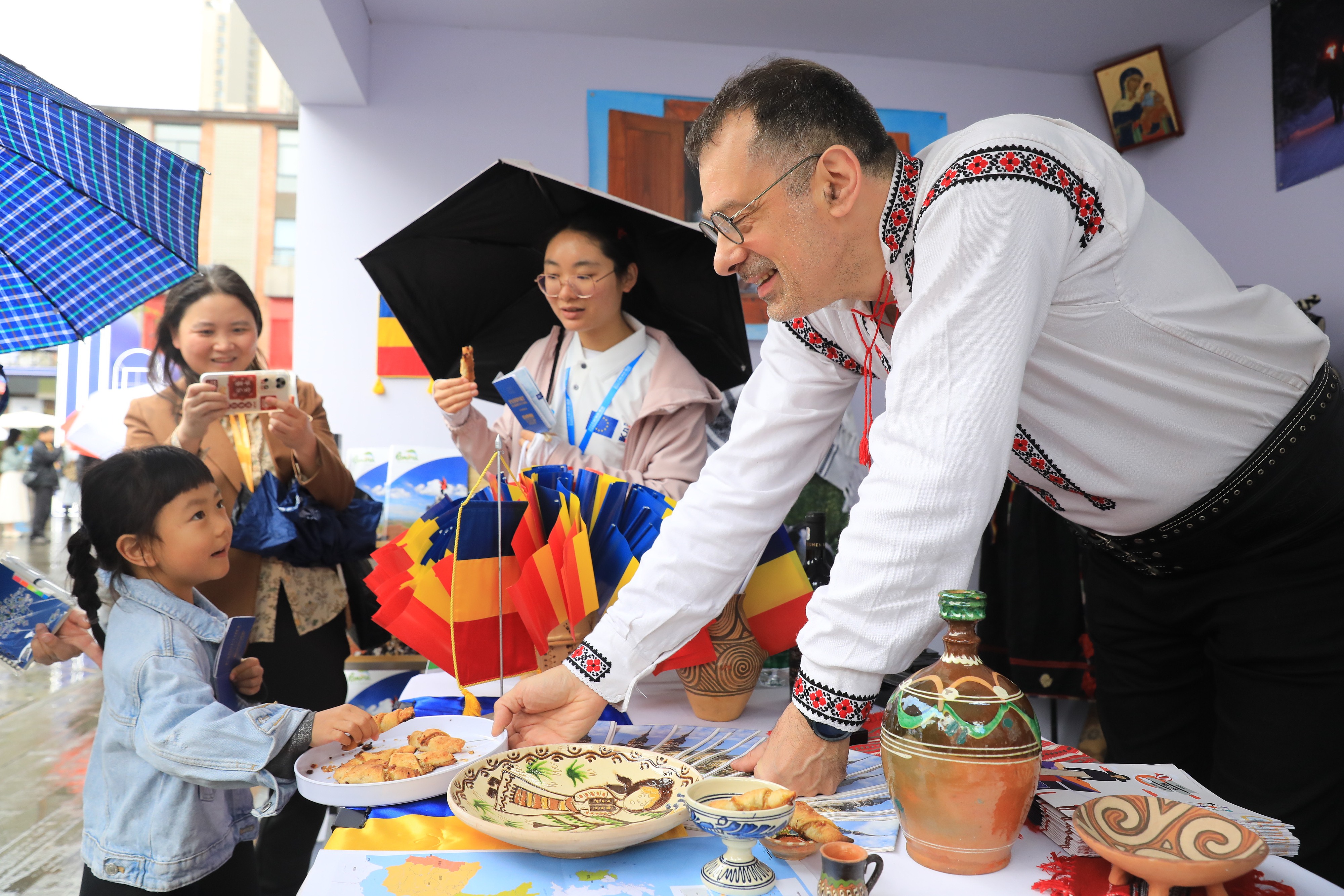 2025年4月12日，四川省成都市“2025成都·歐洲文化季”活動(dòng)融匯藝術(shù)、音樂(lè)、美食與互動(dòng)體驗(yàn)，為民眾打造了一場(chǎng)“沉浸式”文化嘉年華。