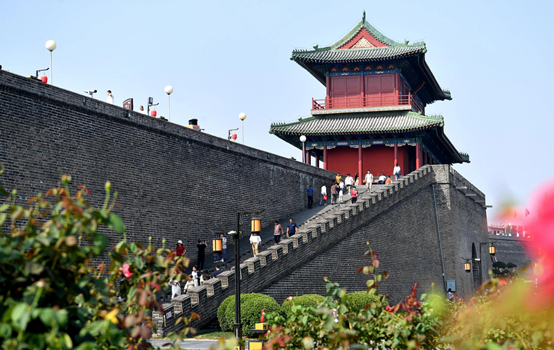 2024年9月16日，游客在河北省石家莊市正定古城游玩。