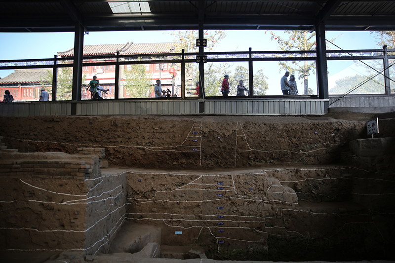 2019年9月7日，人們透過玻璃幕墻看開元寺南廣場遺址考古現(xiàn)場。