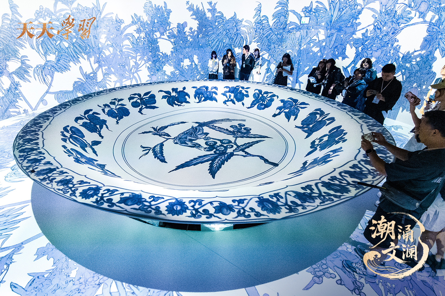 2025年5月13日，“‘紋’以載道——故宮博物院沉浸式數(shù)字體驗(yàn)展”亮相香港故宮文化博物館。