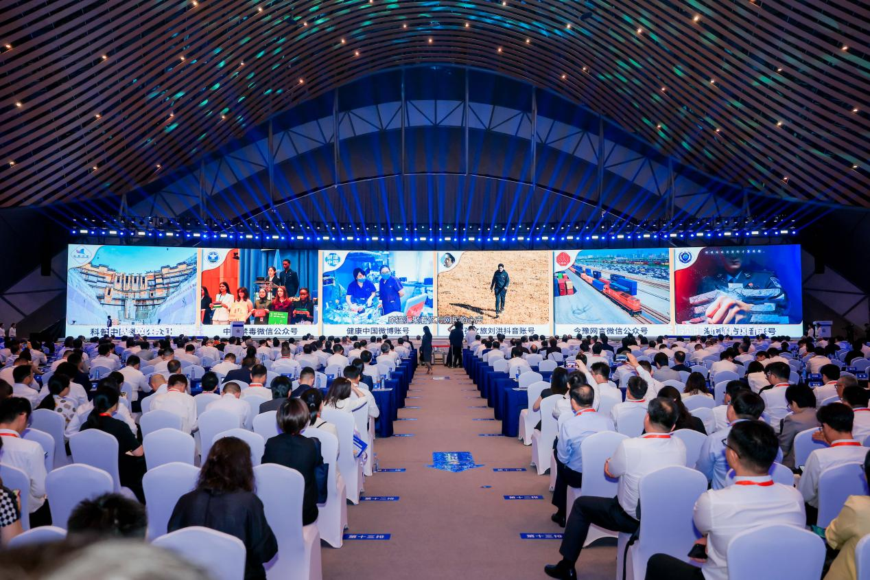 2025年中國網(wǎng)絡文明大會《走好網(wǎng)上群眾路線百個成績突出賬號推選活動成果》發(fā)布現(xiàn)場。