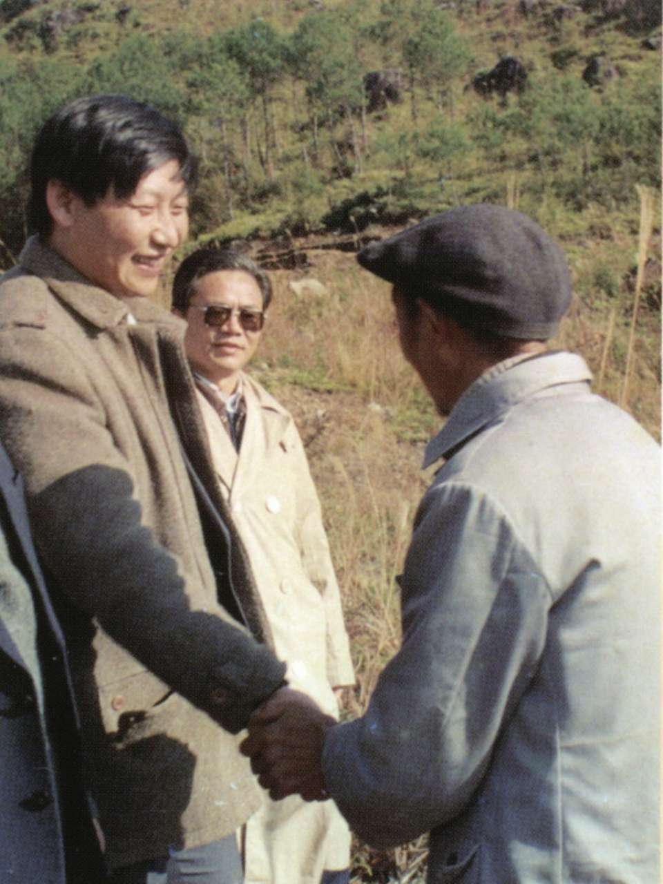 1989年1月，習近平到周寧縣走訪種林專業(yè)戶。（圖源：《習近平在寧德》）