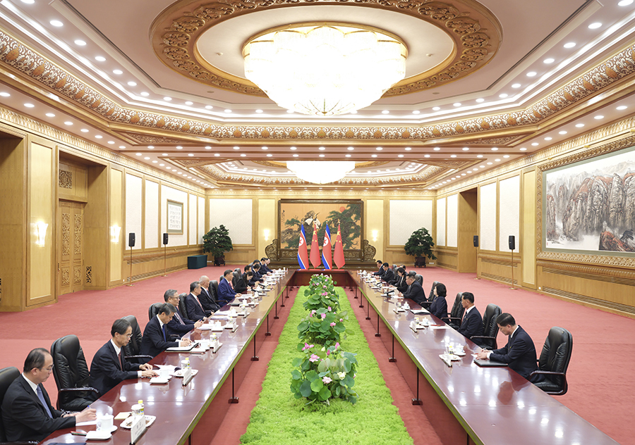 9月4日晚，中共中央總書記、國家主席習(xí)近平在北京人民大會堂同來華出席紀念中國人民抗日戰(zhàn)爭暨世界反法西斯戰(zhàn)爭勝利80周年活動的朝鮮勞動黨總書記、國務(wù)委員長金正恩舉行會談。