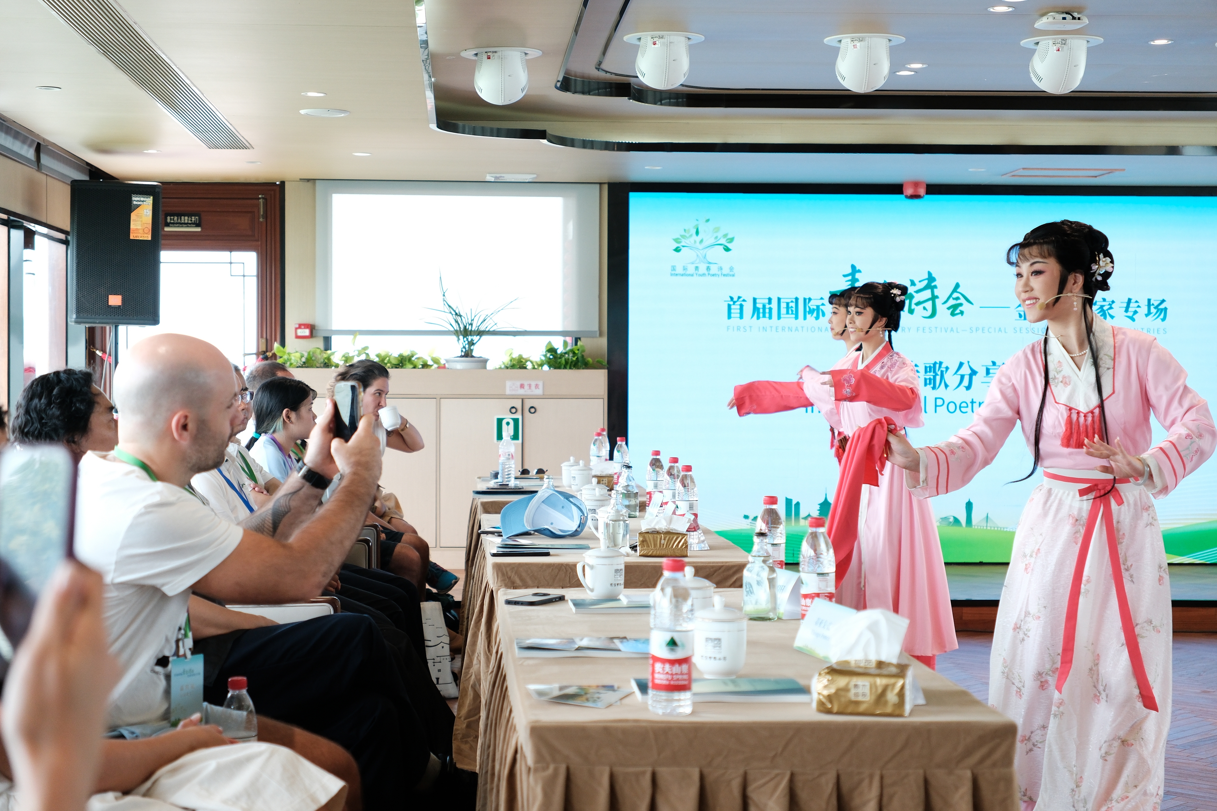 2024年7月21日，浙江杭州，金磚國家外國友人欣賞越劇《富陽新曲》。