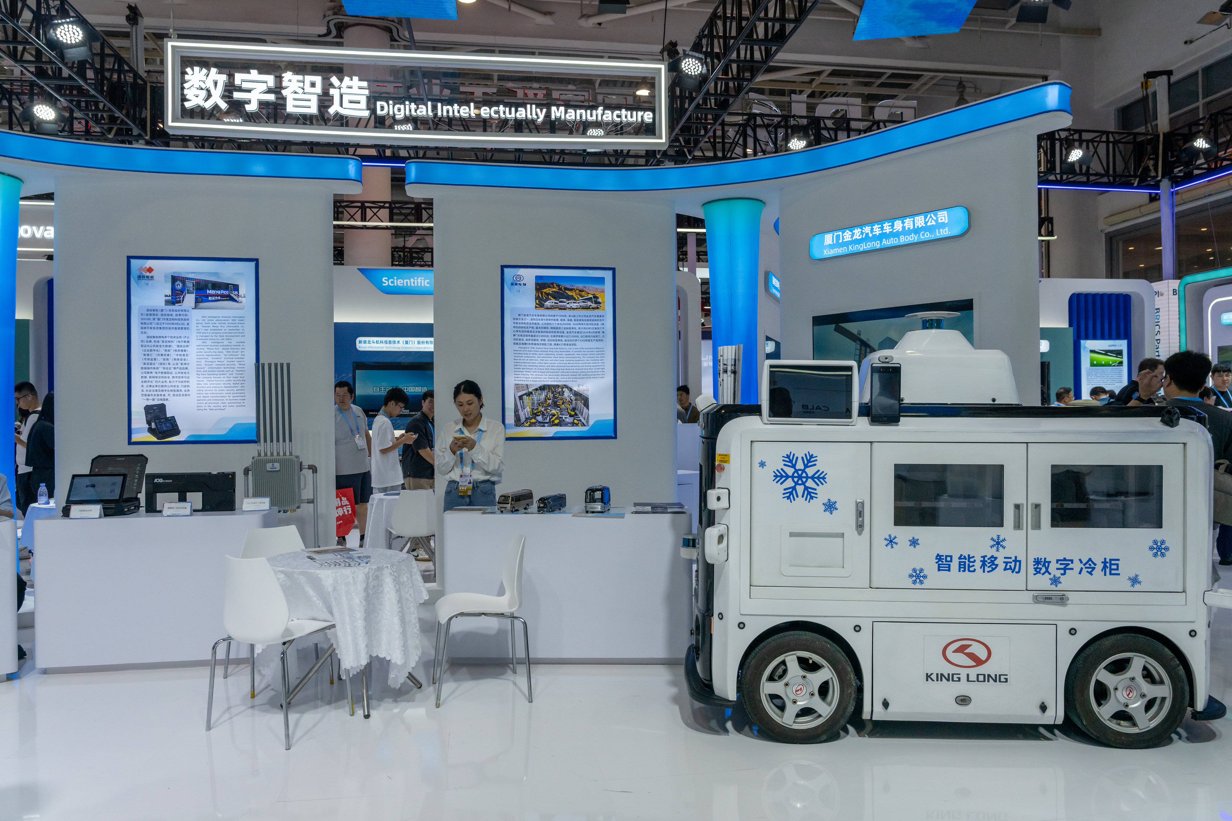 2024年9月9日，福建廈門，觀眾在金磚國家新工業(yè)革命伙伴關(guān)系創(chuàng)新基地展位參觀、洽談。