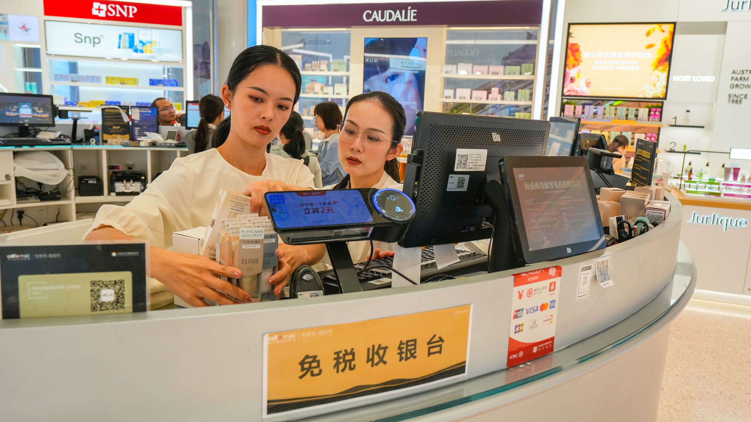2025年11月1日，?？?，cdf?？趪H免稅城內(nèi)人頭攢動，眾多旅客在選購免稅商品。