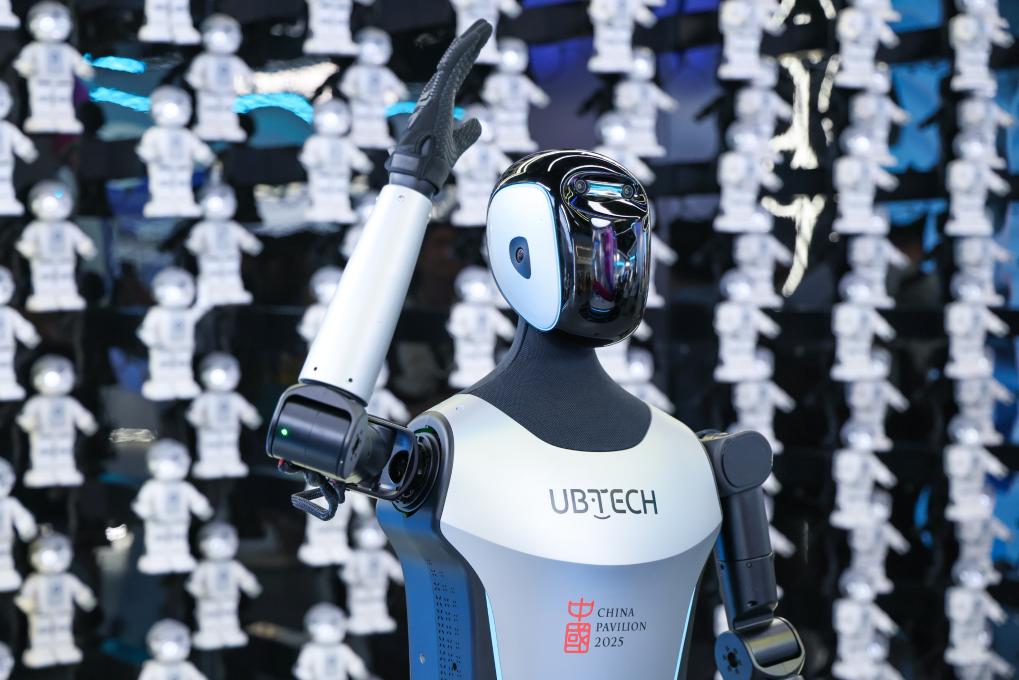 △ 2025年4月23日，在深圳優(yōu)必選科技展廳內(nèi)，商用版人形機器人Walker C向觀眾揮手致意。