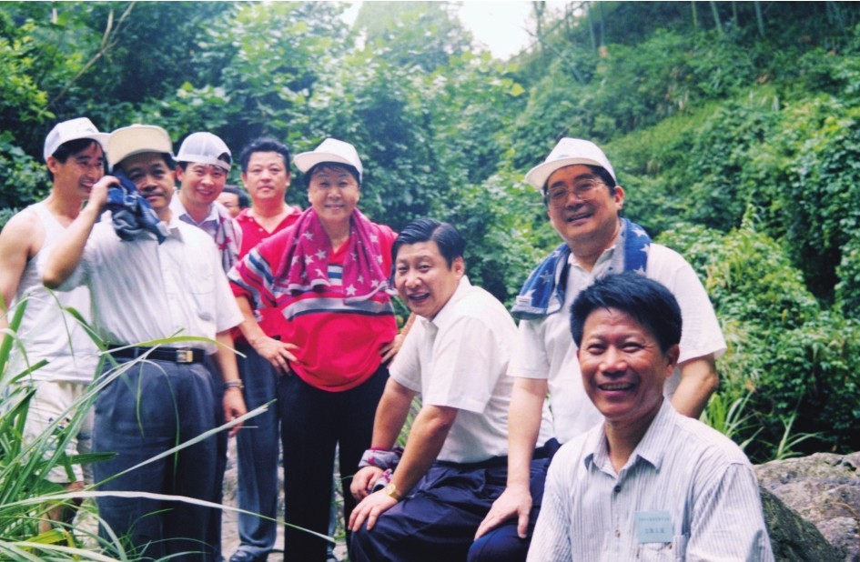 1999年6月，習(xí)近平在福州森林公園參加紀(jì)念毛主席“發(fā)展體育運(yùn)動(dòng)，增強(qiáng)人民體質(zhì)”題詞47周年登山健身活動(dòng)。（圖片來(lái)源：《習(xí)近平在福建（下冊(cè)）》