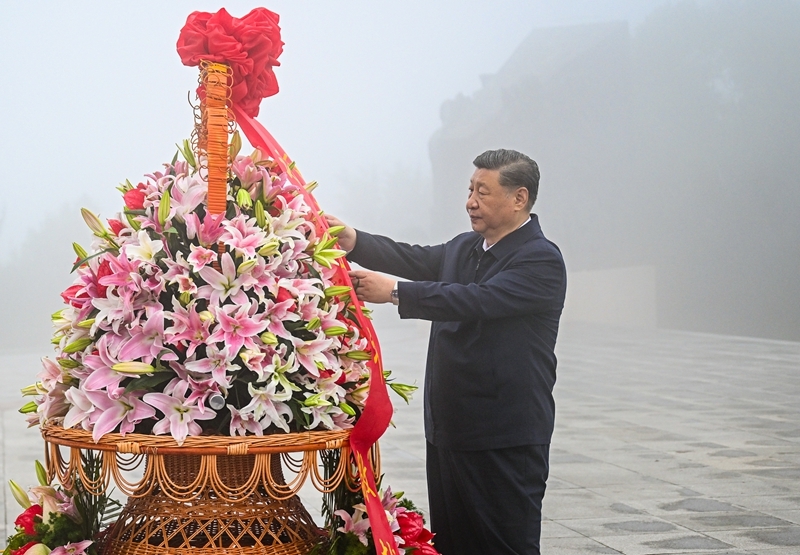 2025年7月7日，習(xí)近平總書記在位于山西省陽(yáng)泉市獅腦山的百團(tuán)大戰(zhàn)紀(jì)念碑廣場(chǎng)，向八路軍烈士敬獻(xiàn)花籃。