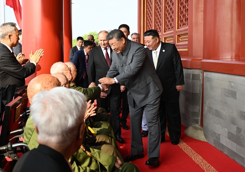 2025年9月3日，習(xí)近平總書記同抗戰(zhàn)老戰(zhàn)士老同志代表親切握手，向他們表示崇高敬意。