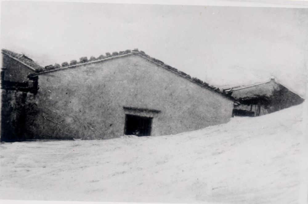 昔日的東山島風(fēng)沙掩埋部分村民村舍（資料照片）。